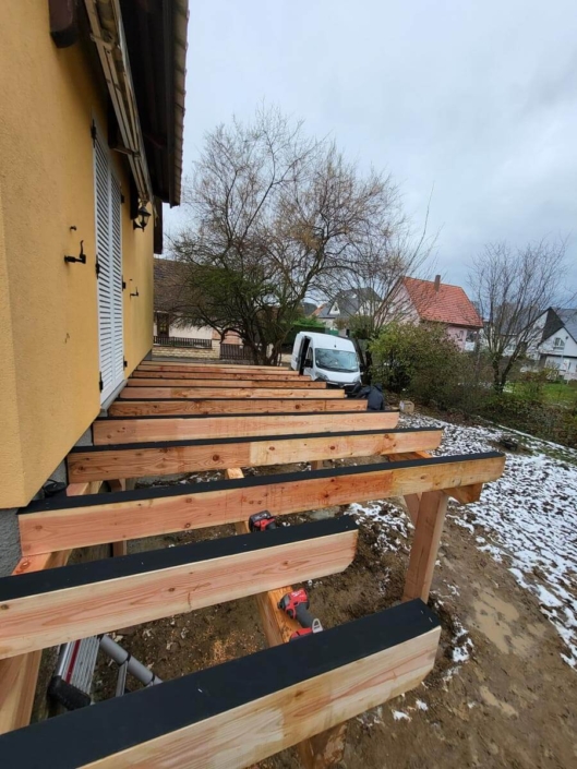 Fabrication et pose d’une terrasse en bois surélevée