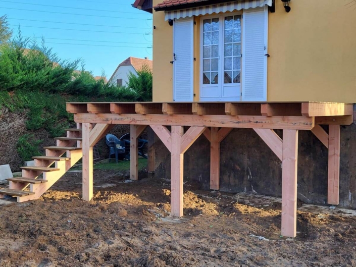 Fabrication et pose d’une terrasse en bois surélevée