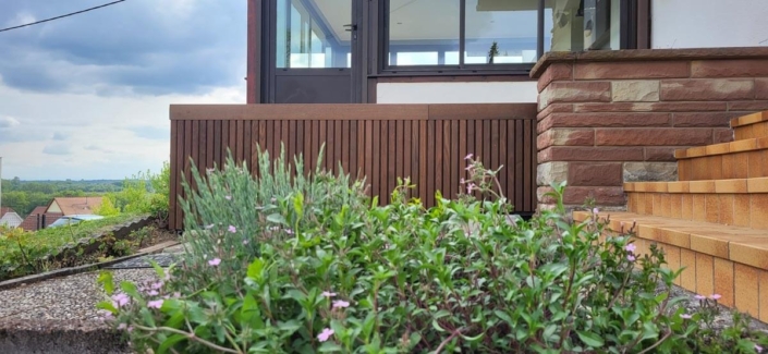 Pose d’une terrasse et d’un bardage en thermo frêne