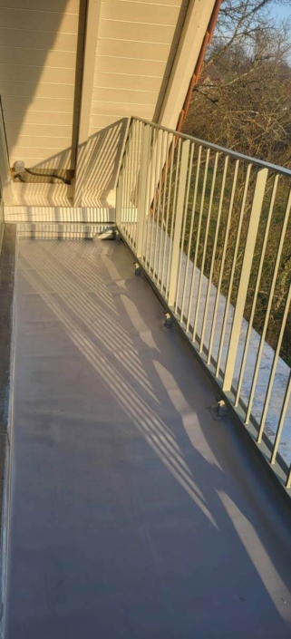 Pose d'un liner et d'une terrasse en thermofrêne