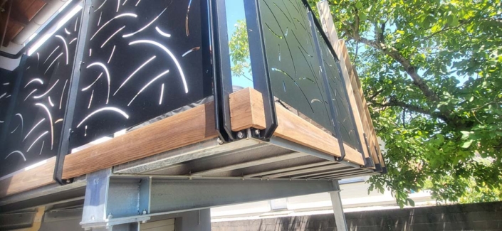 Réalisation d’une terrasse en thermo frêne et d’une palissade en bois. Réalisation d’une terrasse en thermo frêne et d’une palissade en bois.