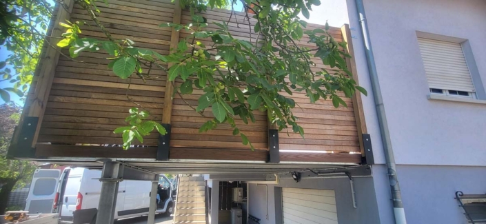 Réalisation d’une terrasse en thermo frêne et d’une palissade en bois. Réalisation d’une terrasse en thermo frêne et d’une palissade en bois.