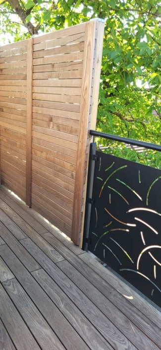 Réalisation d’une terrasse en thermo frêne et d’une palissade en bois. Réalisation d’une terrasse en thermo frêne et d’une palissade en bois.
