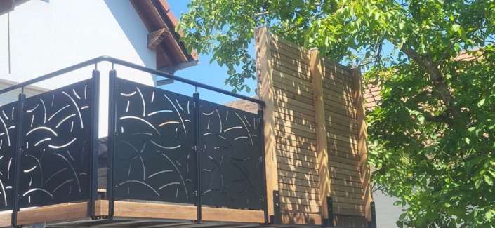 Réalisation d’une terrasse en thermo frêne et d’une palissade en bois. Réalisation d’une terrasse en thermo frêne et d’une palissade en bois.