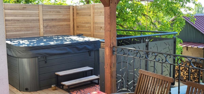 Réalisation d’une terrasse en thermo frêne et d’une palissade en bois. Réalisation d’une terrasse en thermo frêne et d’une palissade en bois.