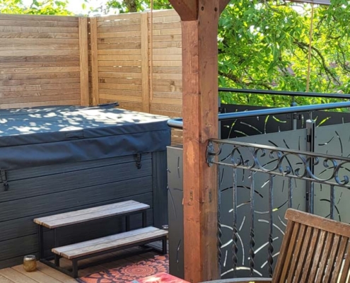 Réalisation d’une terrasse en thermo frêne et d’une palissade en bois.