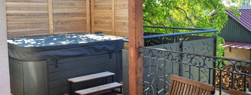 Réalisation d’une terrasse en thermo frêne et d’une palissade en bois.