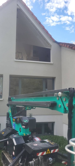 Chantier de remplacement de fenêtres avec nacelle araignée au pied d’une façade à pignon vitré