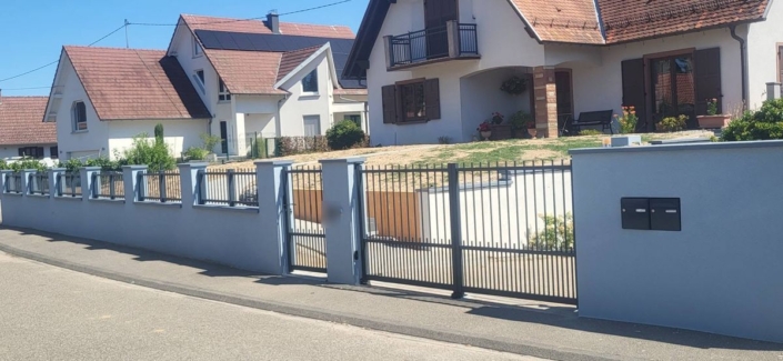 Portail motorisé, portillon et clôture en aluminium anthracite posés par HRV Menuiserie (Betschdorf)
