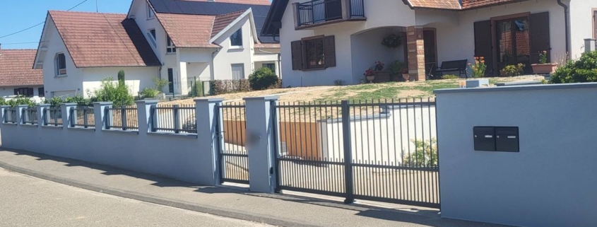 Portail motorisé, portillon et clôture en aluminium anthracite posés par HRV Menuiserie (Betschdorf)