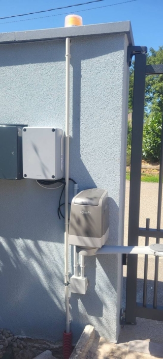 Pilier équipé d'un feu clignotant et d'un moteur Somfy io pour le portail électrique