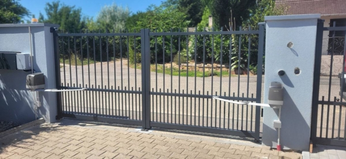 Portail battant à deux vantaux en aluminium anthracite avec ses bras de motorisation Somfy