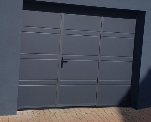 Porte de garage sectionnelle avec portillon – réalisation HRV Menuiserie