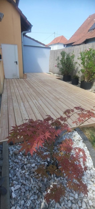 réalisation d’une terrasse en mélèze du Canada avec fixation invisible Terrasse en mélèze du Canada à fixation invisible posée le long d'une façade par HRV Menuiserie (Betschdorf)