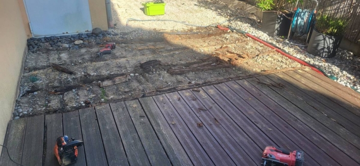 réalisation d’une terrasse en mélèze du Canada avec fixation invisible Dépose de l'ancienne terrasse en bois usée avant la stabilisation du sol
