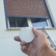 Volet roulant solaire Somfy à lames teinte bois et sa commande radio io, posé par HRV Menuiserie (Betschdorf)