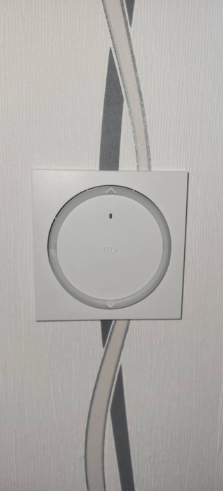 Commande murale radio io Somfy avec touche « my » pour piloter les volets roulants solaires